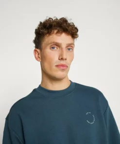 Solid VICTER - Sweatshirt - Ensign Blue -Élégance Boutique 7ae0ab529ebd4d30a324640eb9c02194