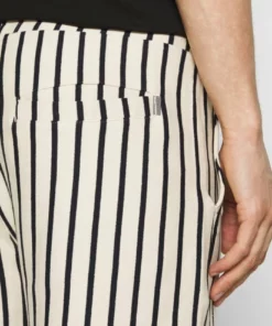 Solid STEVE - Short - Insignia Blue 11 Solid STEVE - Short - Insignia Blue -Élégance Boutique a0a9eac186294283af5f0bf14ac2a945