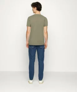 Solid SDAMADEUS SS1 - T-shirt Imprimé - Vetiver 7 Solid SDAMADEUS SS1 - T-shirt Imprimé - Vetiver -Élégance Boutique bca77ea3fe3a4ba387e595d627153d27