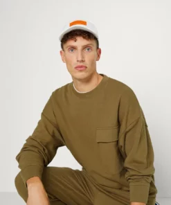 Solid VARDEN CREWNECK - Sweatshirt - Kangaroo -Élégance Boutique ed35c13a7b074f8db87a64e50dfdbd70